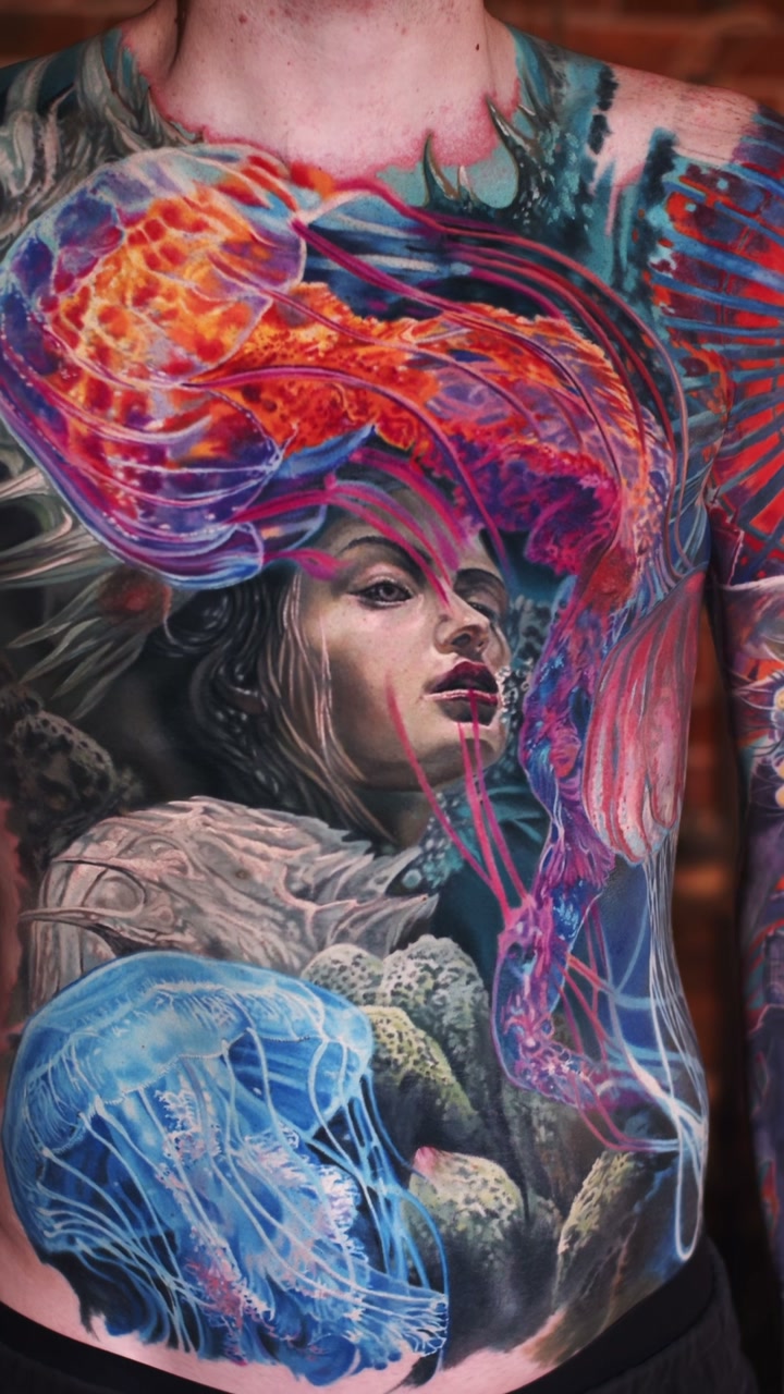 Verheiltes Color-Realism-Tattoo am Torso von Alex666cold — Frauengesicht unter Wasser mit einer orangefarbenen und einer blauen Qualle