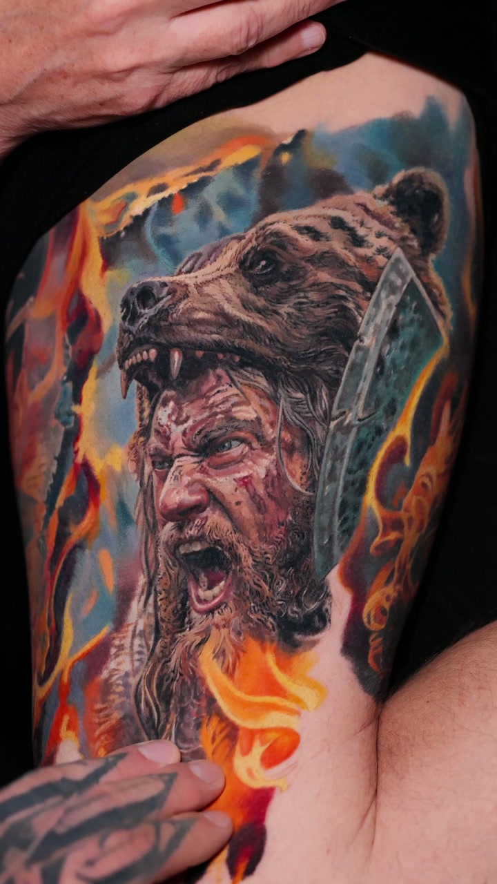 Verheiltes Color-Realism-Tattoo von Alex666cold — schreiender Wikinger-Berserker mit Bärenfellhaube, Axt und Feuer am Oberschenkel