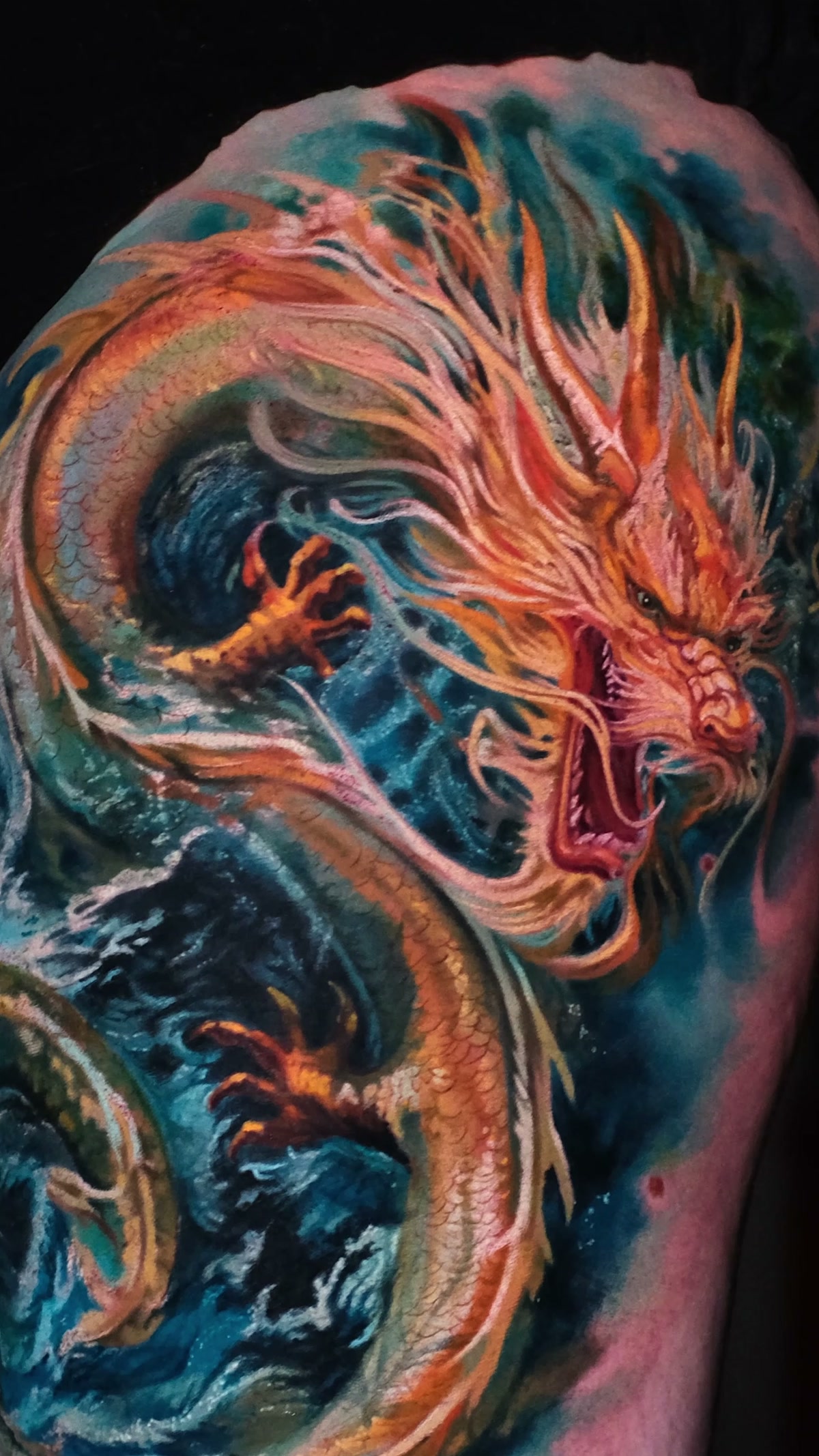 Ganzer chinesischer Drache auf dem Oberschenkel: s-förmiger Körper, Kopf oben und Wellen unten. Cover-up, Color-Realism, Breslau.