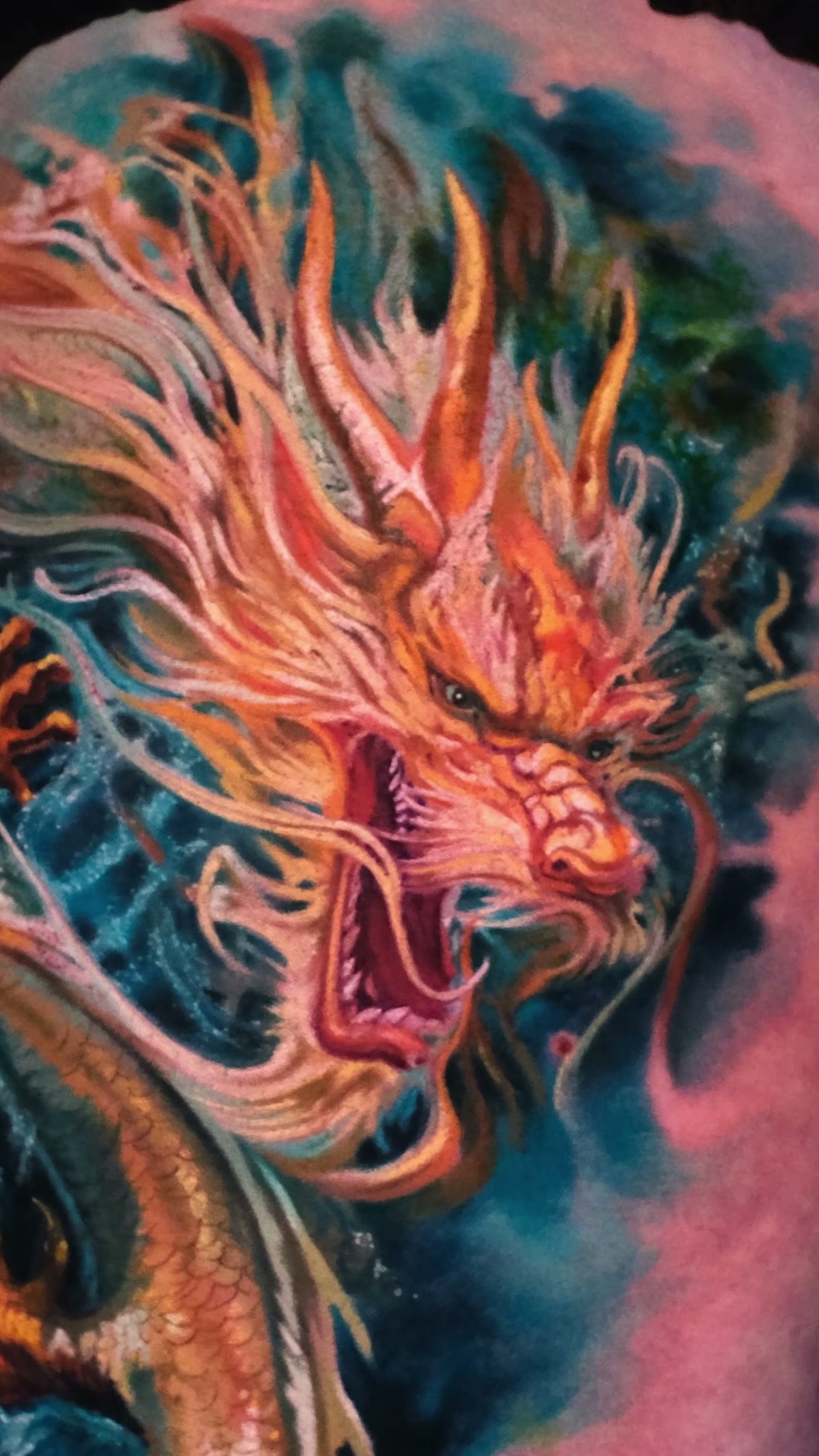 Chinesischer Drache im Wasser auf dem Oberschenkel