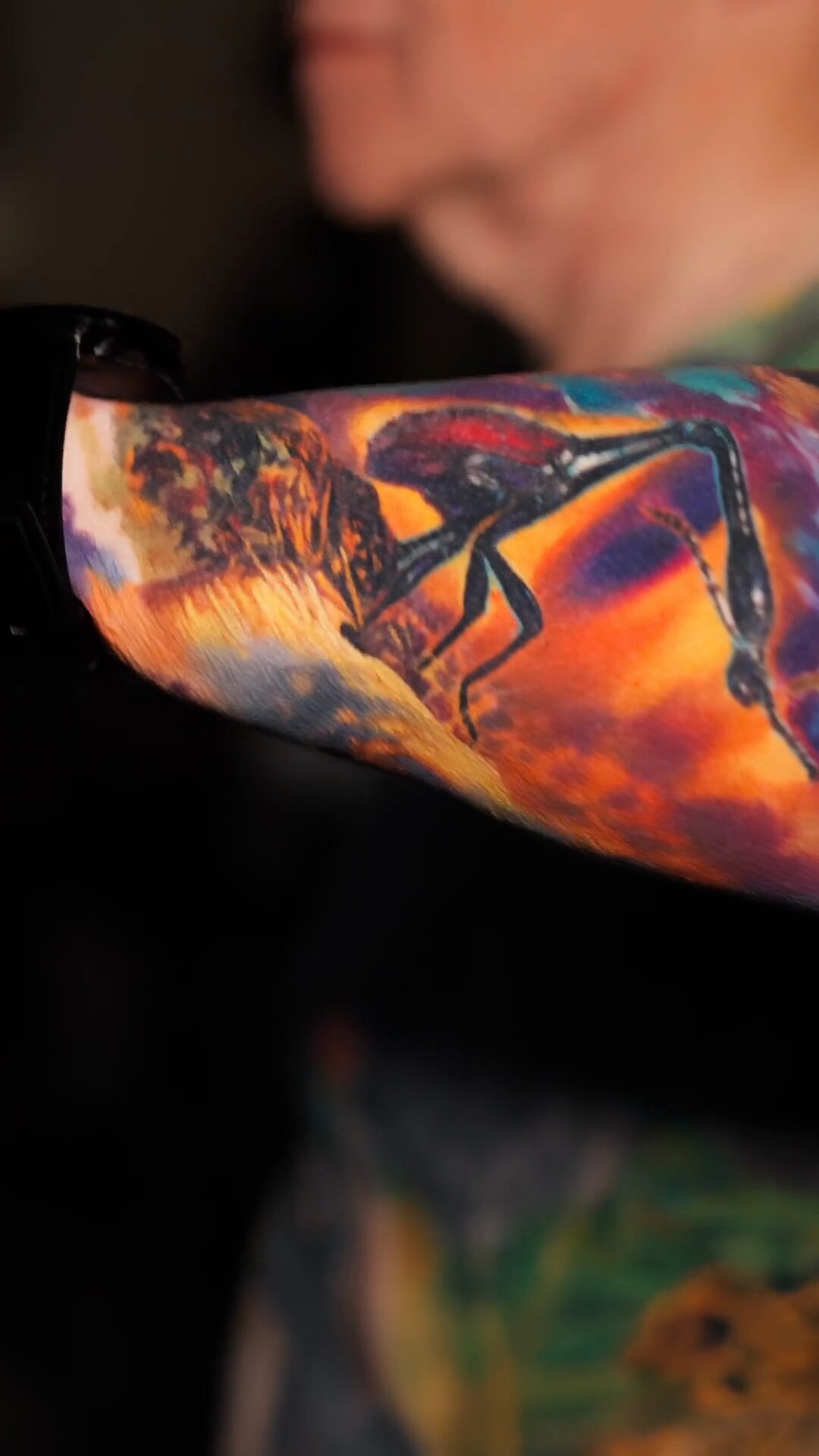 Großer Giraffenhalskäfer auf dem Unterarm, Ansicht vom Ellbogen aus – Insekten-Tattoo, Color-Realism
