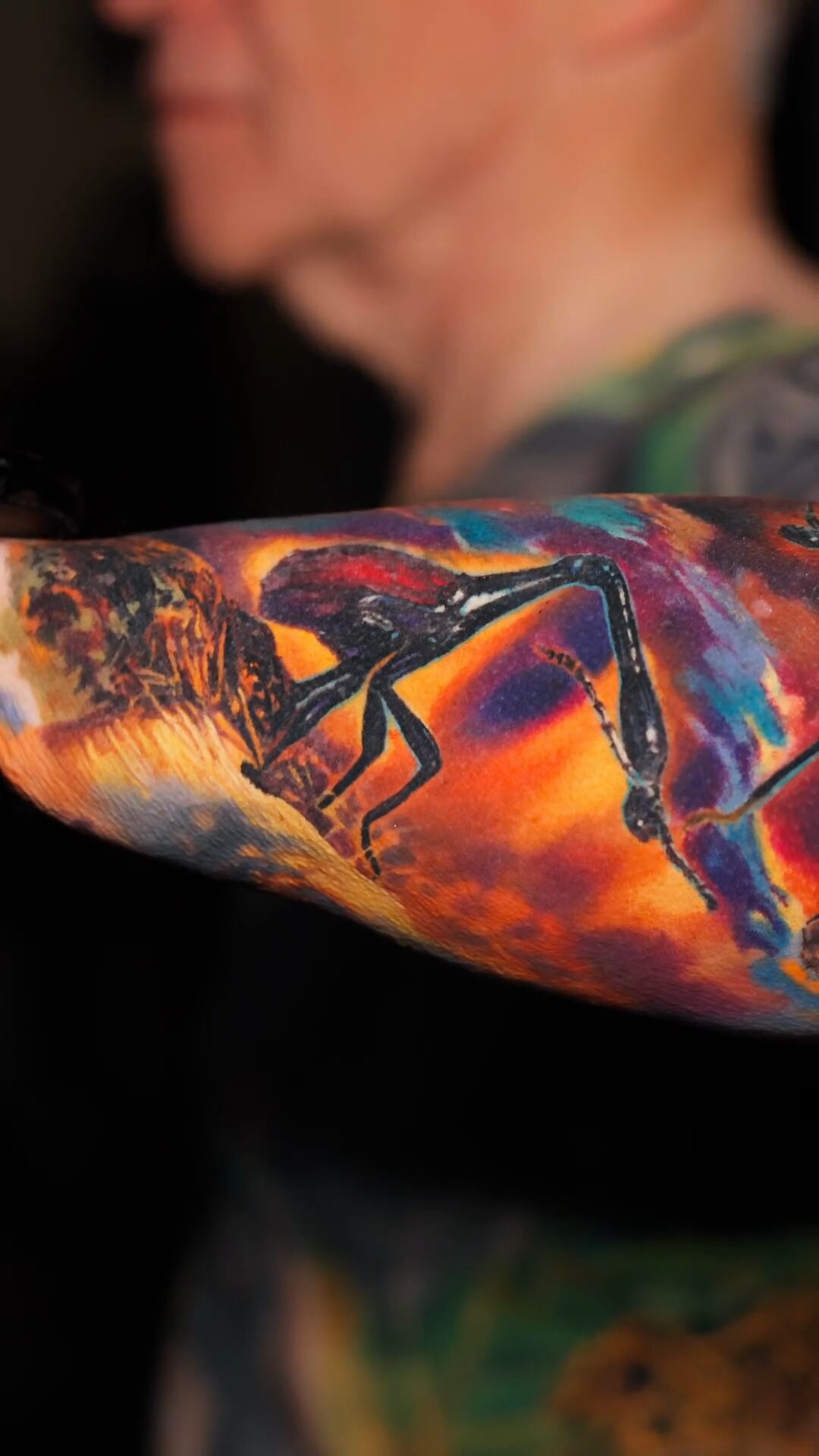 Der gesamte große Giraffenhalskäfer auf dem Unterarm – Titelbild, Color-Realism, Wrocław