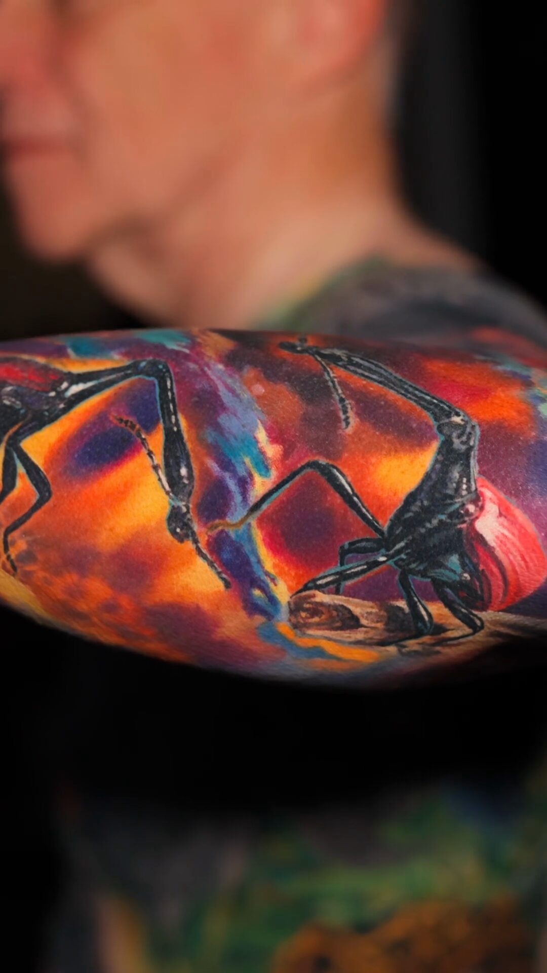 Unterer Teil des Unterarms: kleinerer Giraffenhalskäfer auf einem Ast, türkise und violette Farbflecken – Color-Realism, Breslau