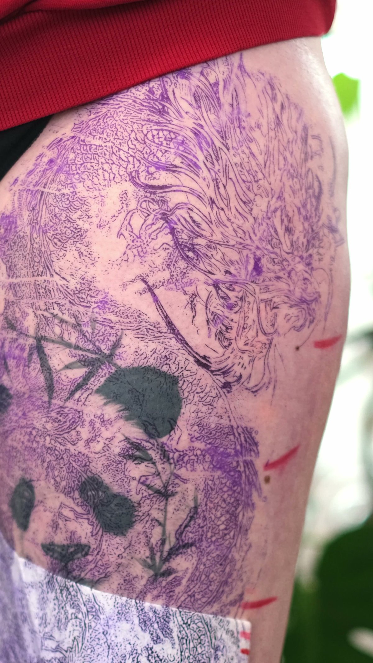 Cover up tatuażu na udzie — szablon na starej czarno-białej pracy, Wrocław