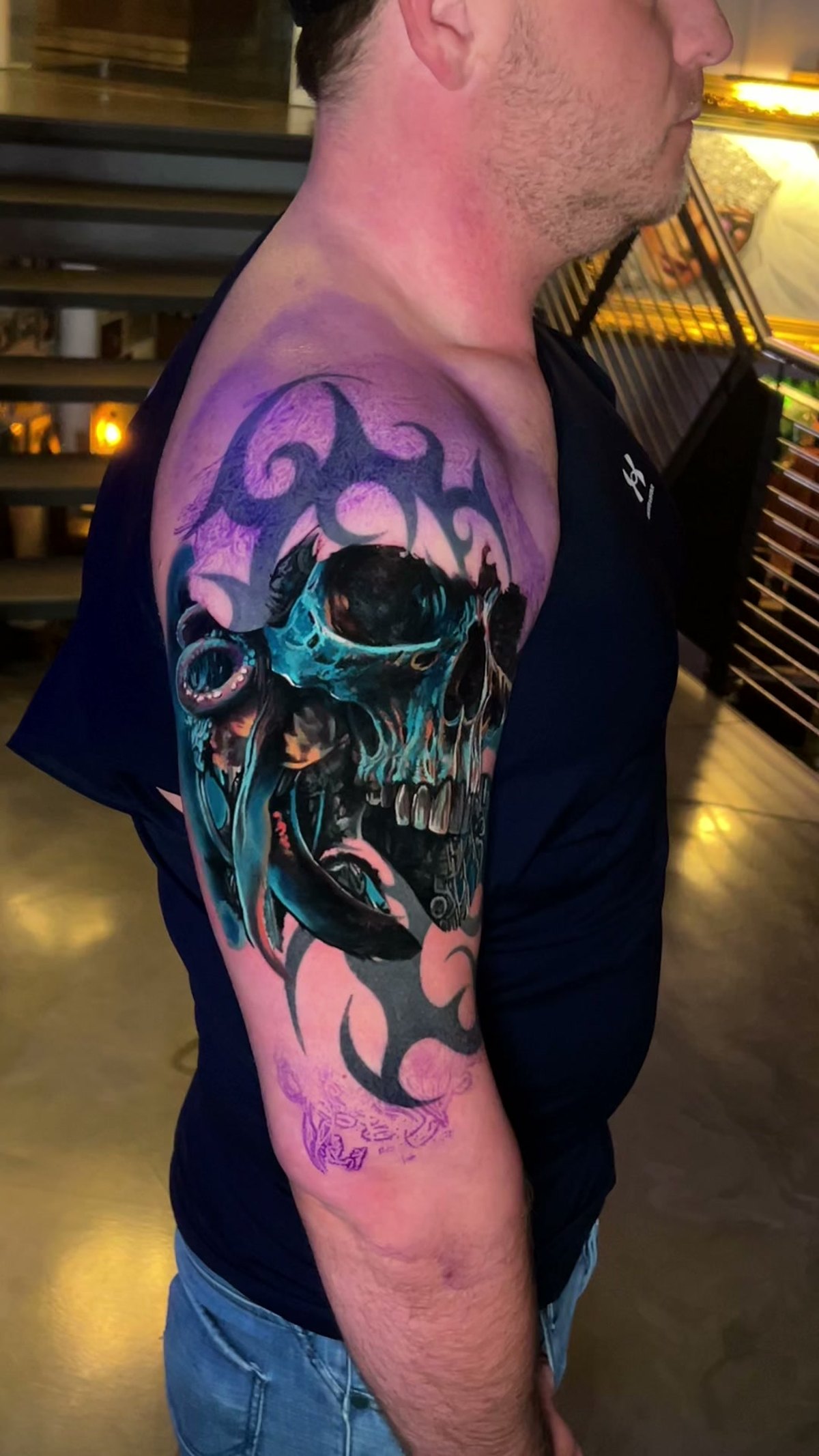 Tatuaż biomechaniczny na ramieniu — cover up starego trybala, Wrocław