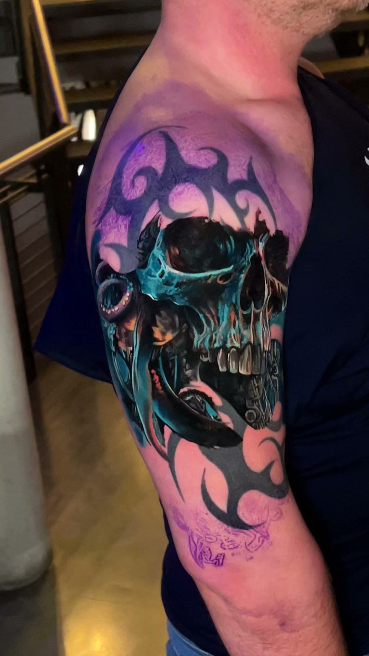 Cover up tatuażu Wrocław — czarny trybal zakryty kolorową kompozycją