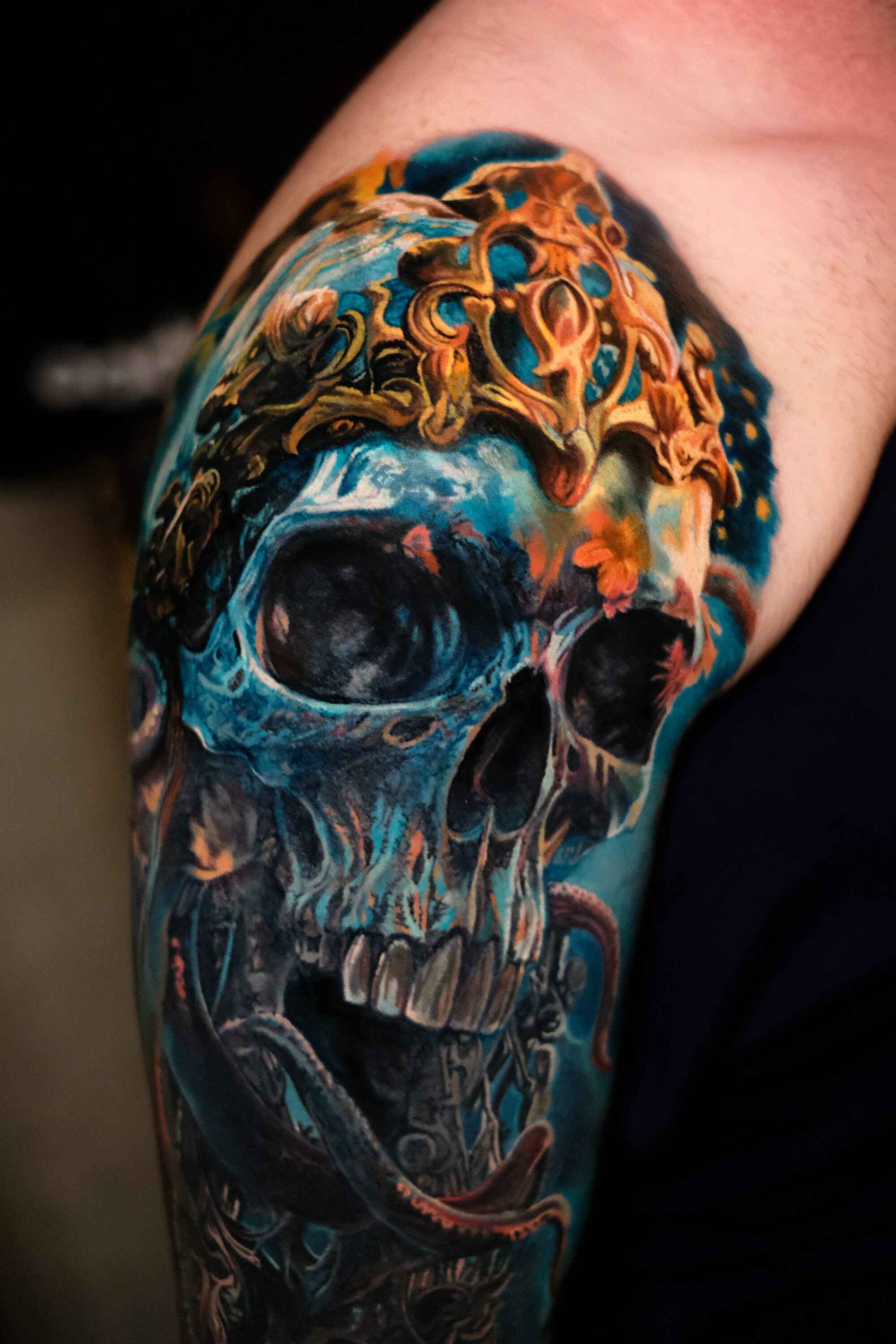Tribal-Cover-up — fertiger realistischer Totenkopf mit Oktopus am Oberarm, Studiofoto, Color-Realism, Wrocław
