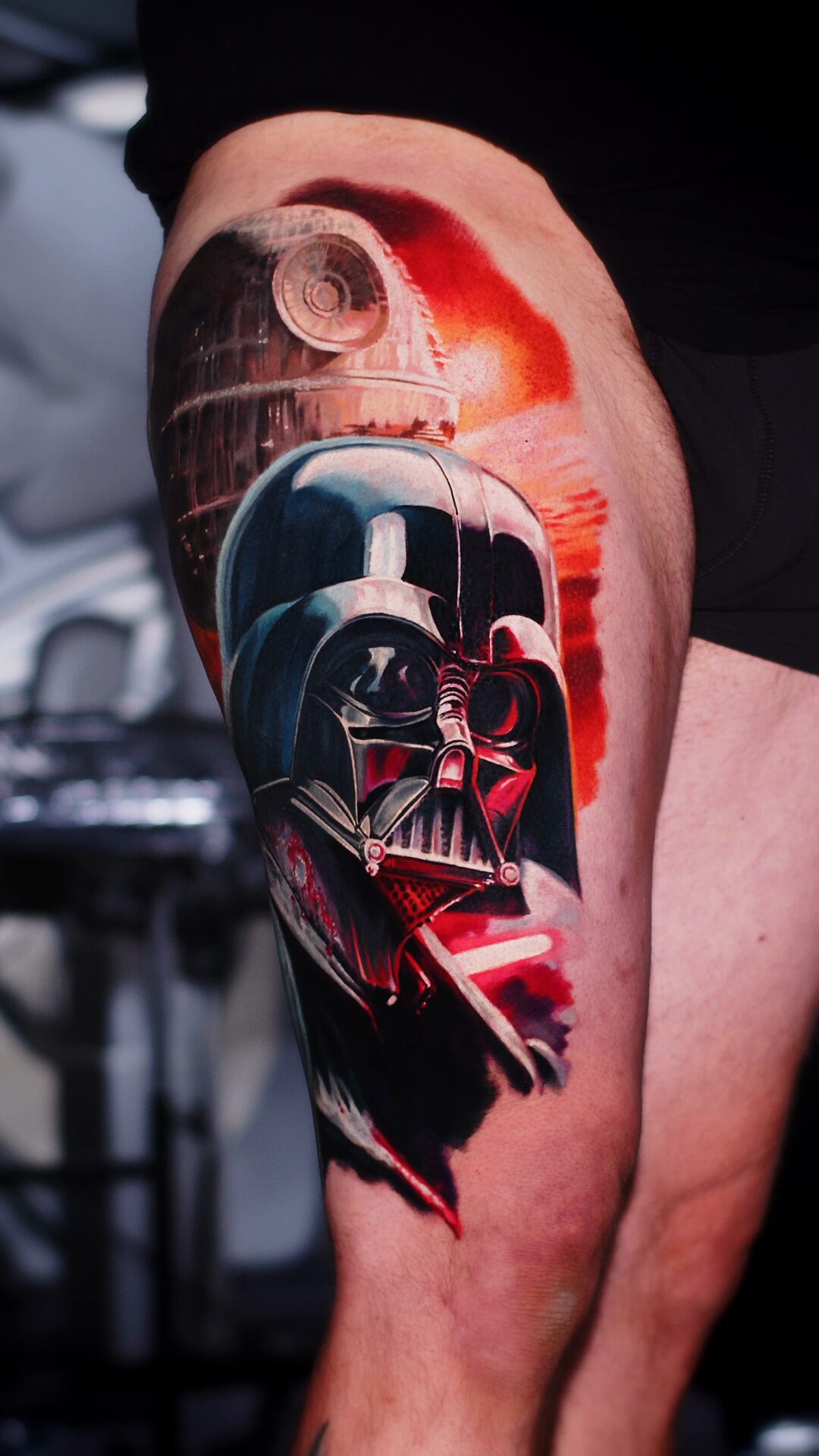Tatuaż Darth Vader na udzie – hełm Dartha Vadera w stylu realizmu w kolorze, Wrocław