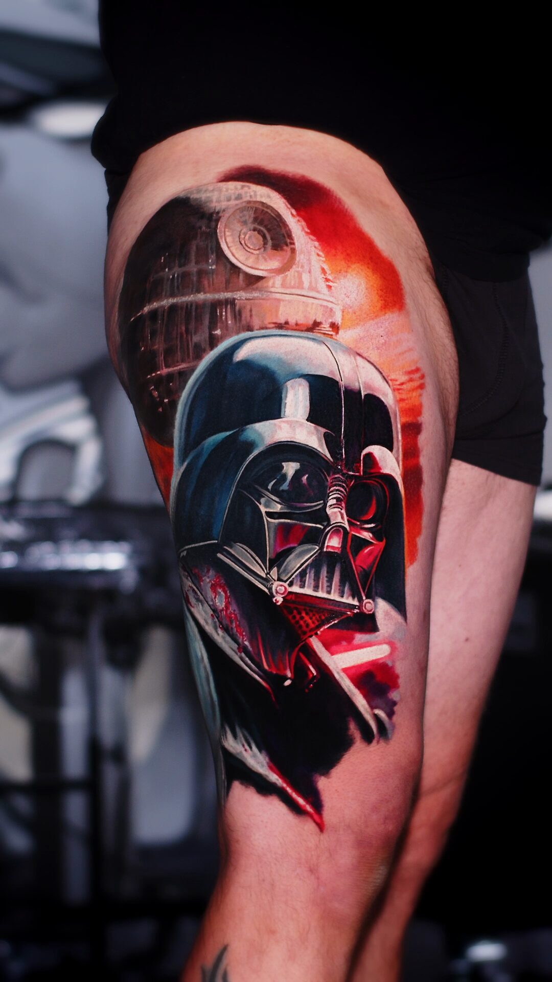 Detal poświaty miecza świetlnego w tatuażu Darth Vader – realizm w kolorze