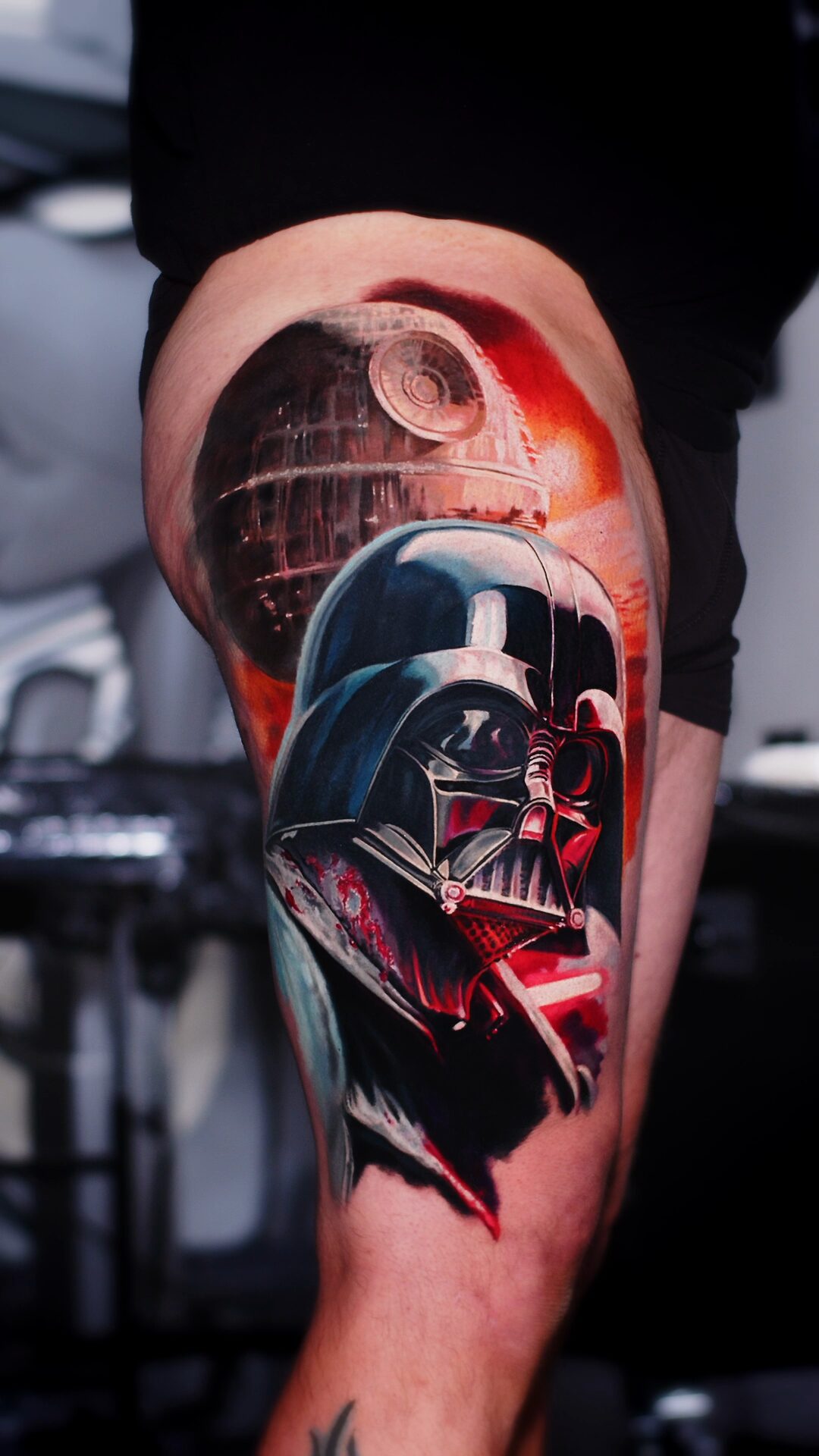 Tatuaż filmowy Star Wars na udzie – realizm w kolorze, tatuaż Wrocław