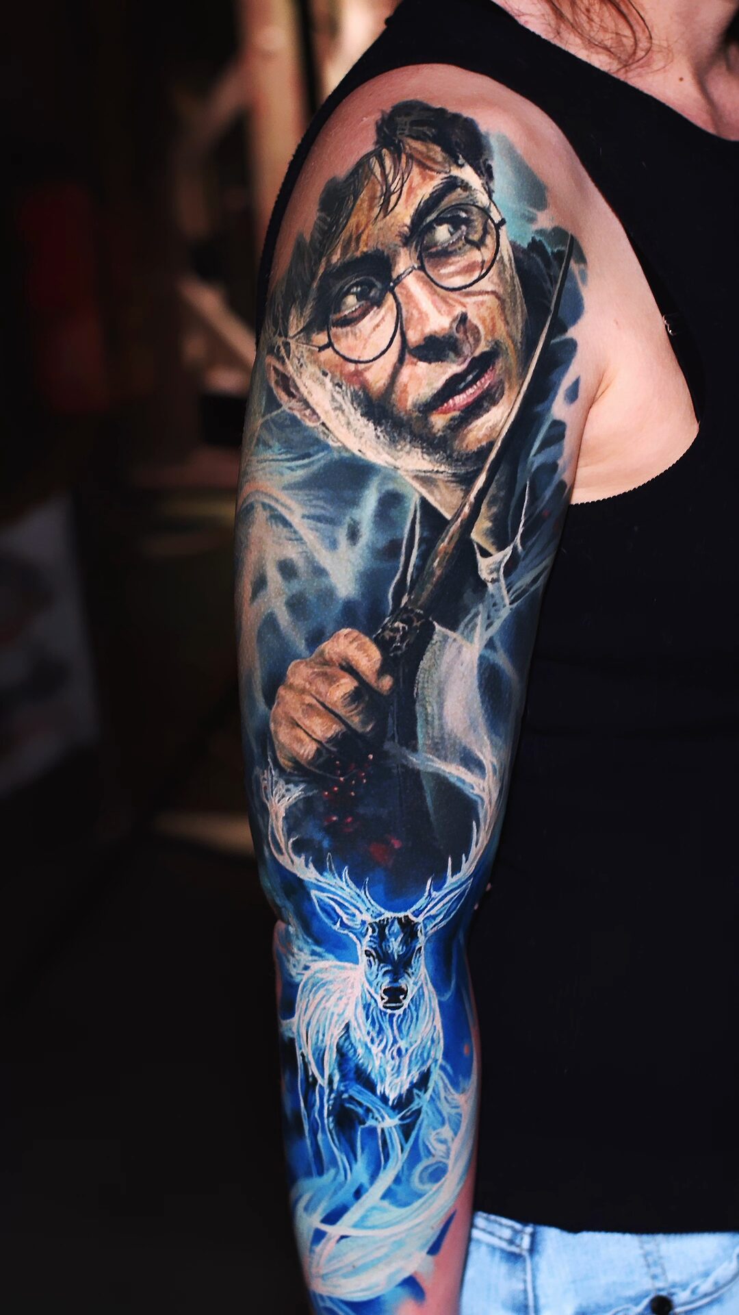 Cała praca na zewnętrznej stronie ręki: ramię i przedramię – tatuaż Harry Potter i Patronus, realizm