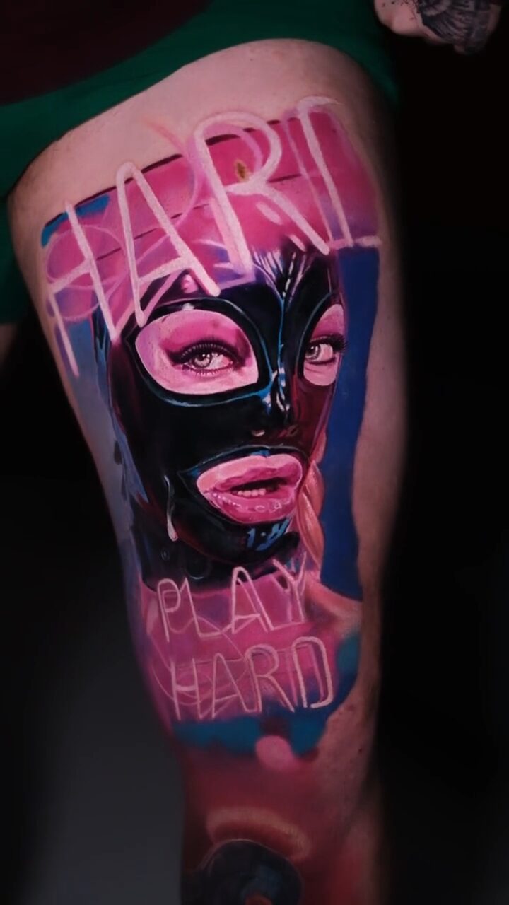 Tatuaż na udzie – portret kobiety w czarnej masce, napis PLAY HARD, tatuażysta Alex666cold, Wrocław