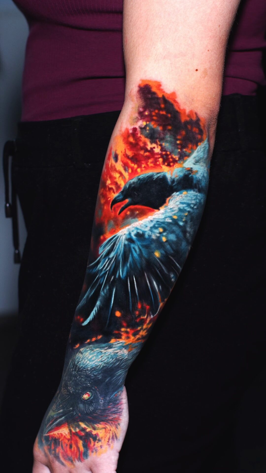 Realistisches Raben-Tattoo in Flammen – Unterarm