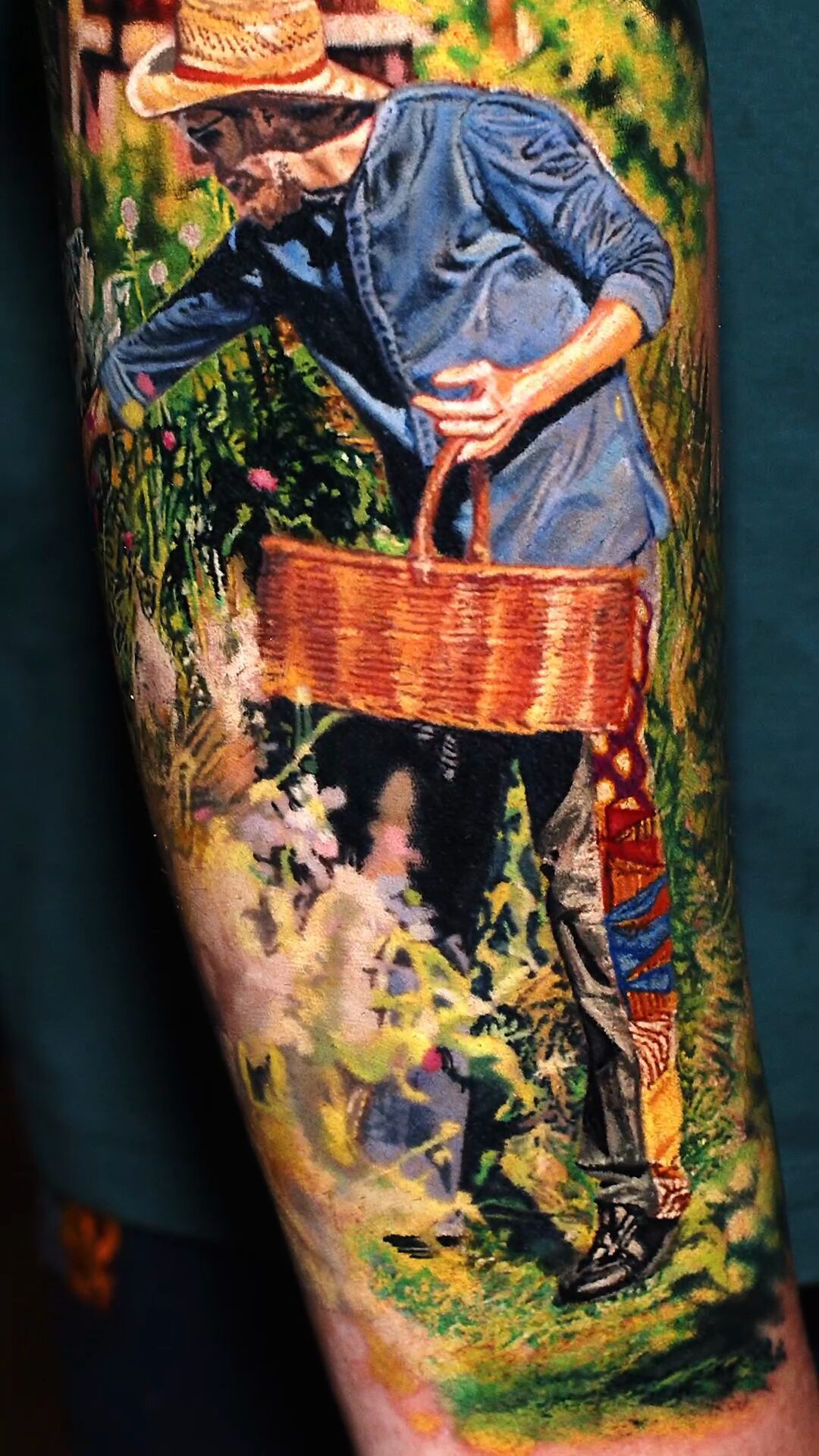 Realistisches Tattoo: Mann im Garten – Color-Realism am Unterarm