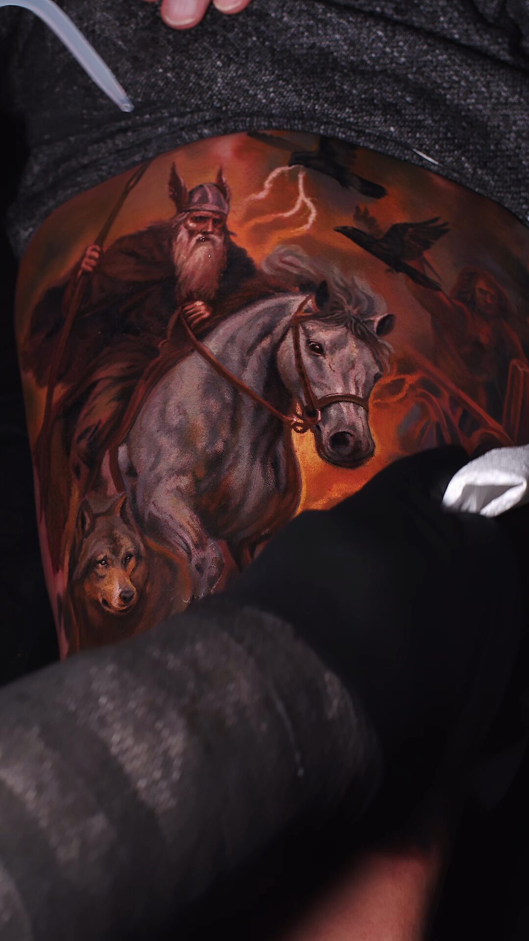 Tatuaż dwóch czarnych kruków Huginn i Muninn – detal lotu wokół Odyna, tatuaż mitologia nordycka, Wrocław