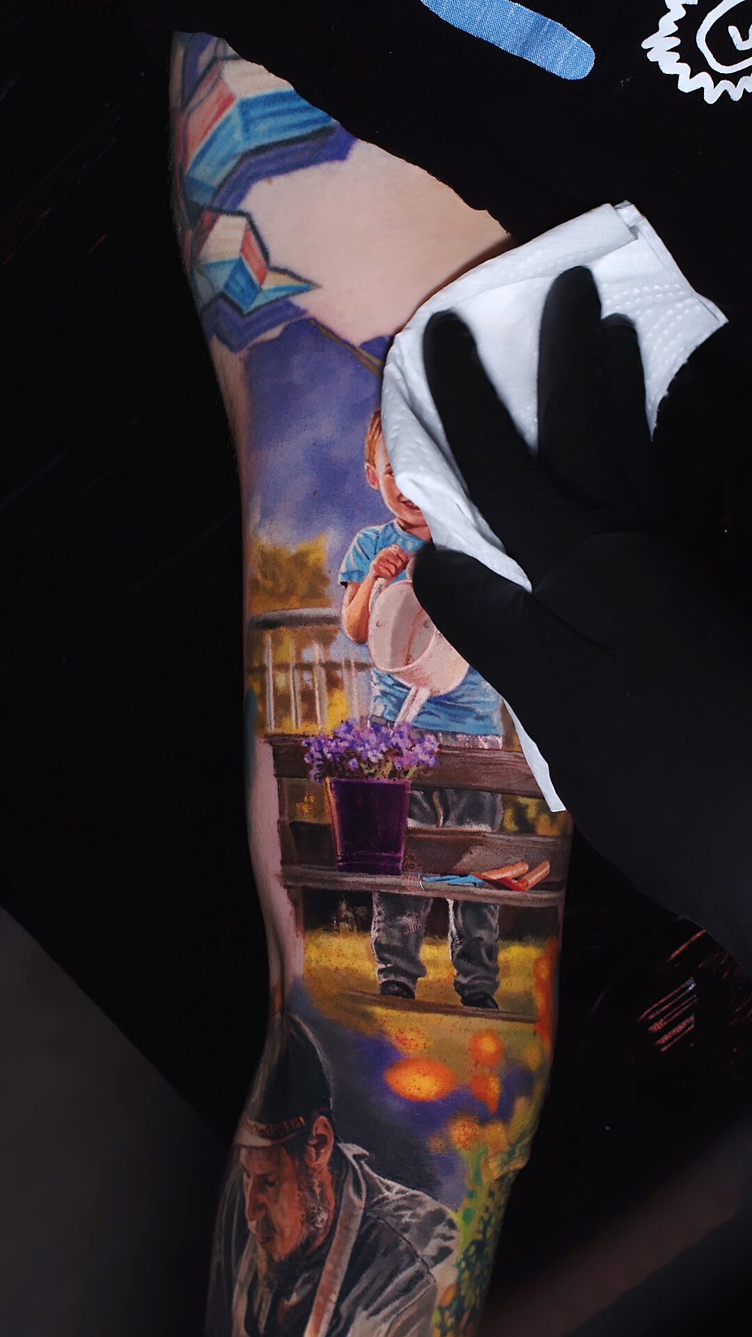 Zbliżenie na twarz chłopca – realistyczny portret dziecka, tatuaż na bicepsie, Wrocław