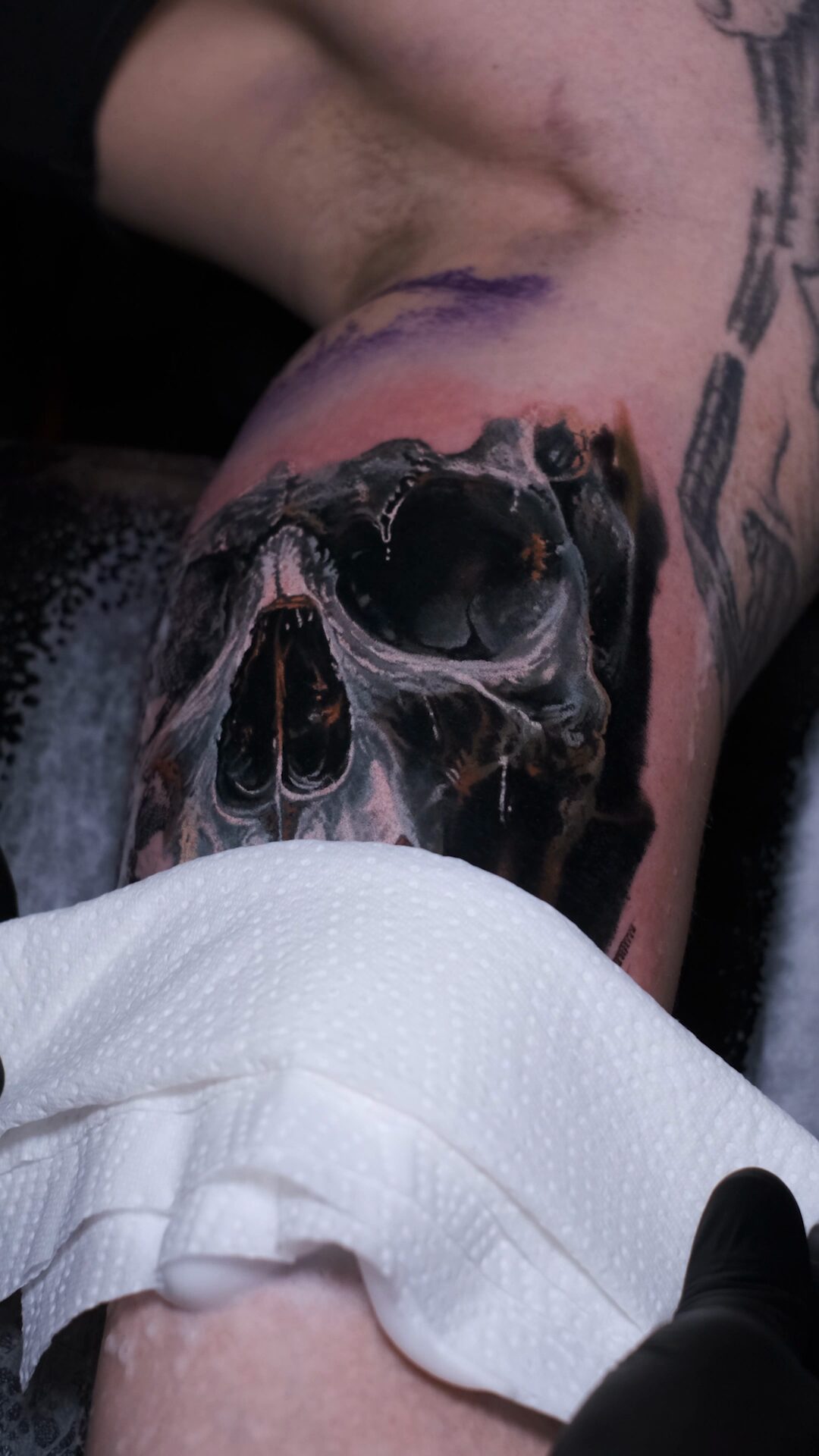 Zbliżenie na anatomiczną strukturę czaszki – szary realizm (grey color) z mocnym kontrastem światła i cienia, tatuażysta Alex666cold