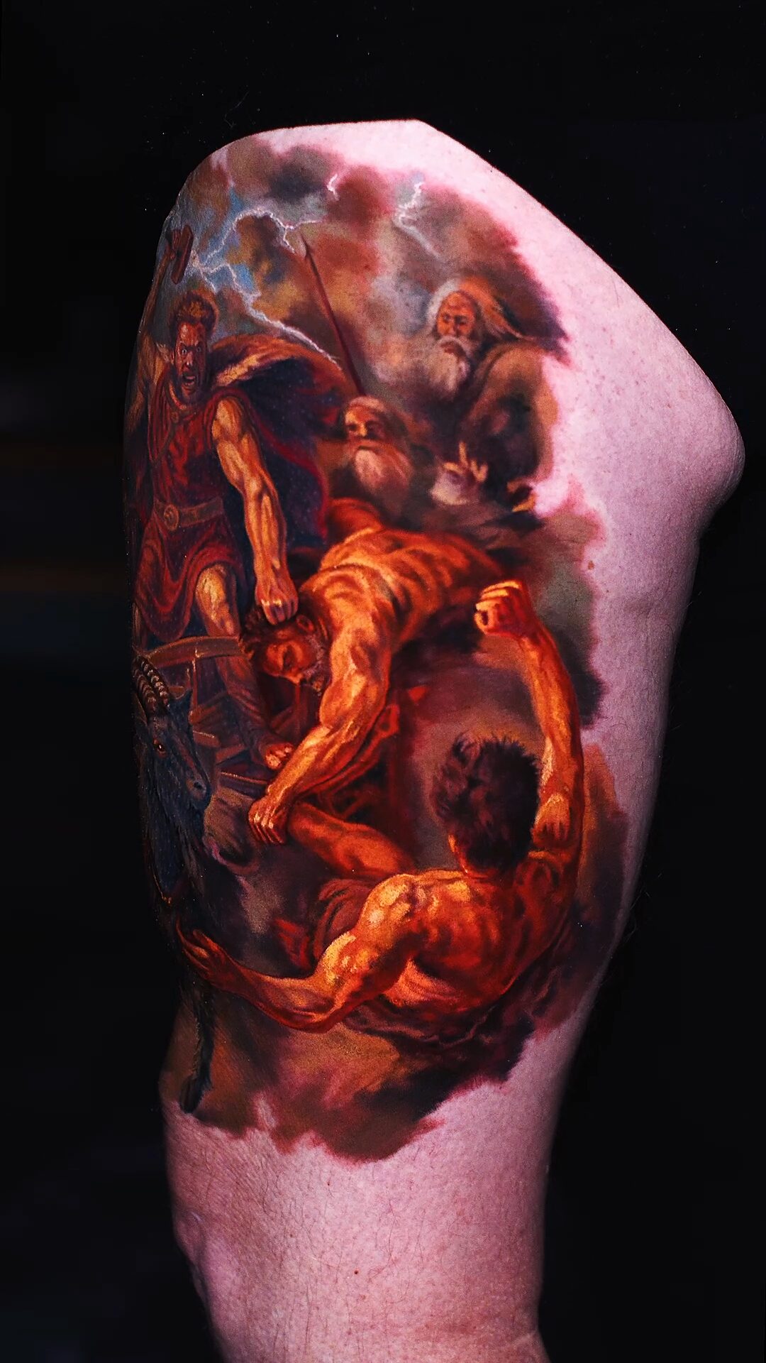 Całość tatuażu na udzie – tatuaż Thora z młotem, mitologia nordycka, malarski realizm w kolorze, Alex666cold