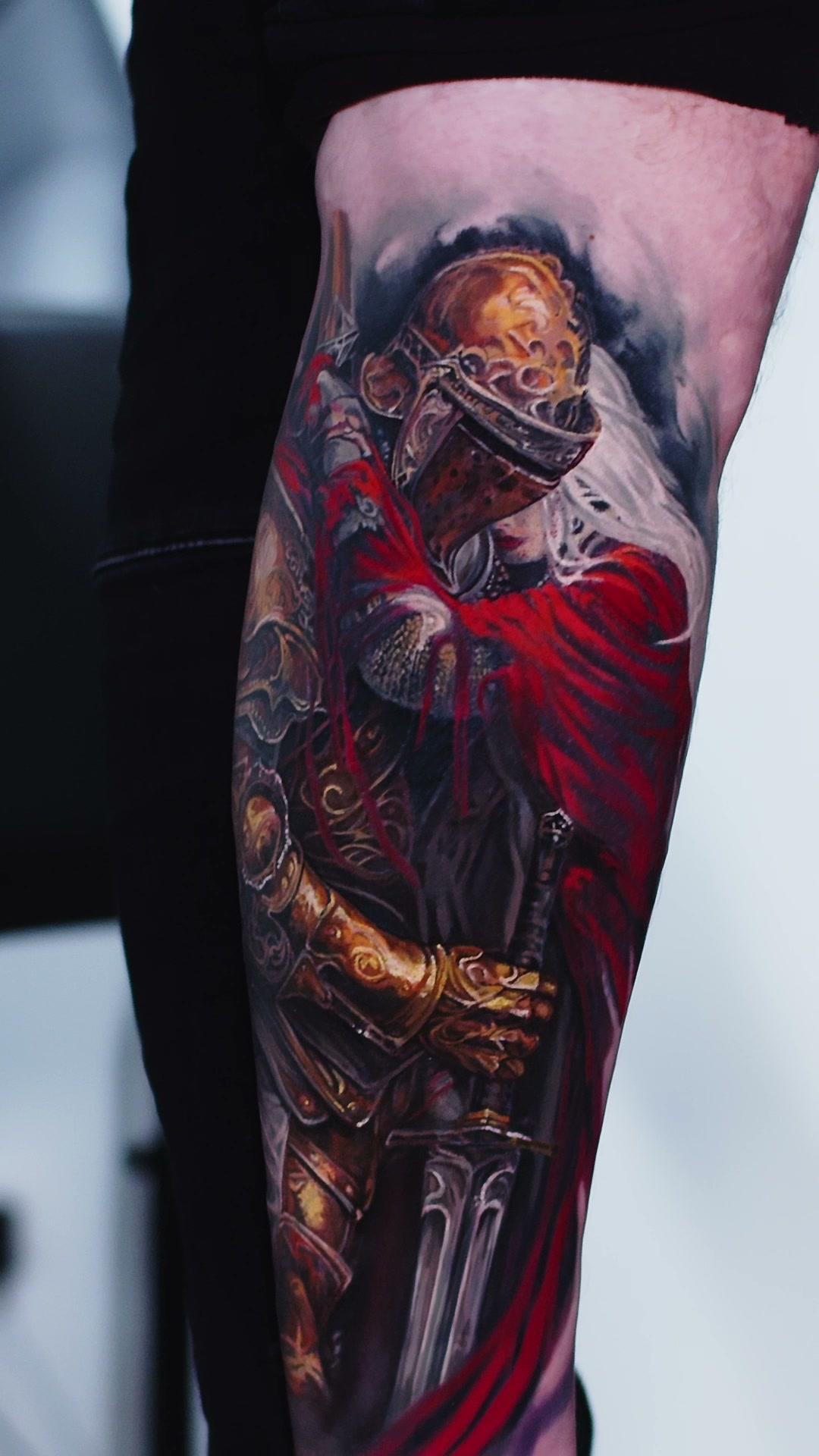 Realistisches Tattoo eines Ritters in goldener Rüstung auf der Wade