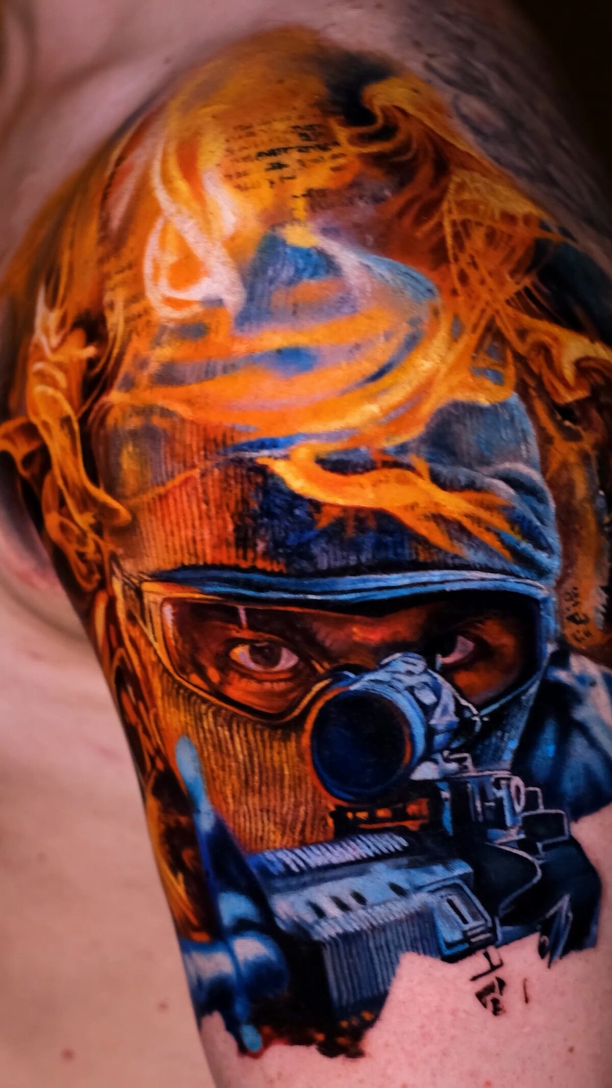 Seitenansicht der Schulterpartie – Feuer oben und Textur der Strick-Sturmhaube, Wrocław.